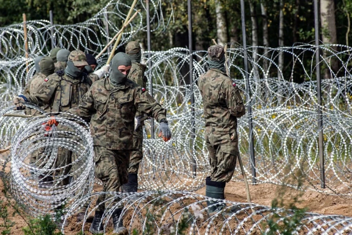 Polşa Belarusla sərhədi bağladı