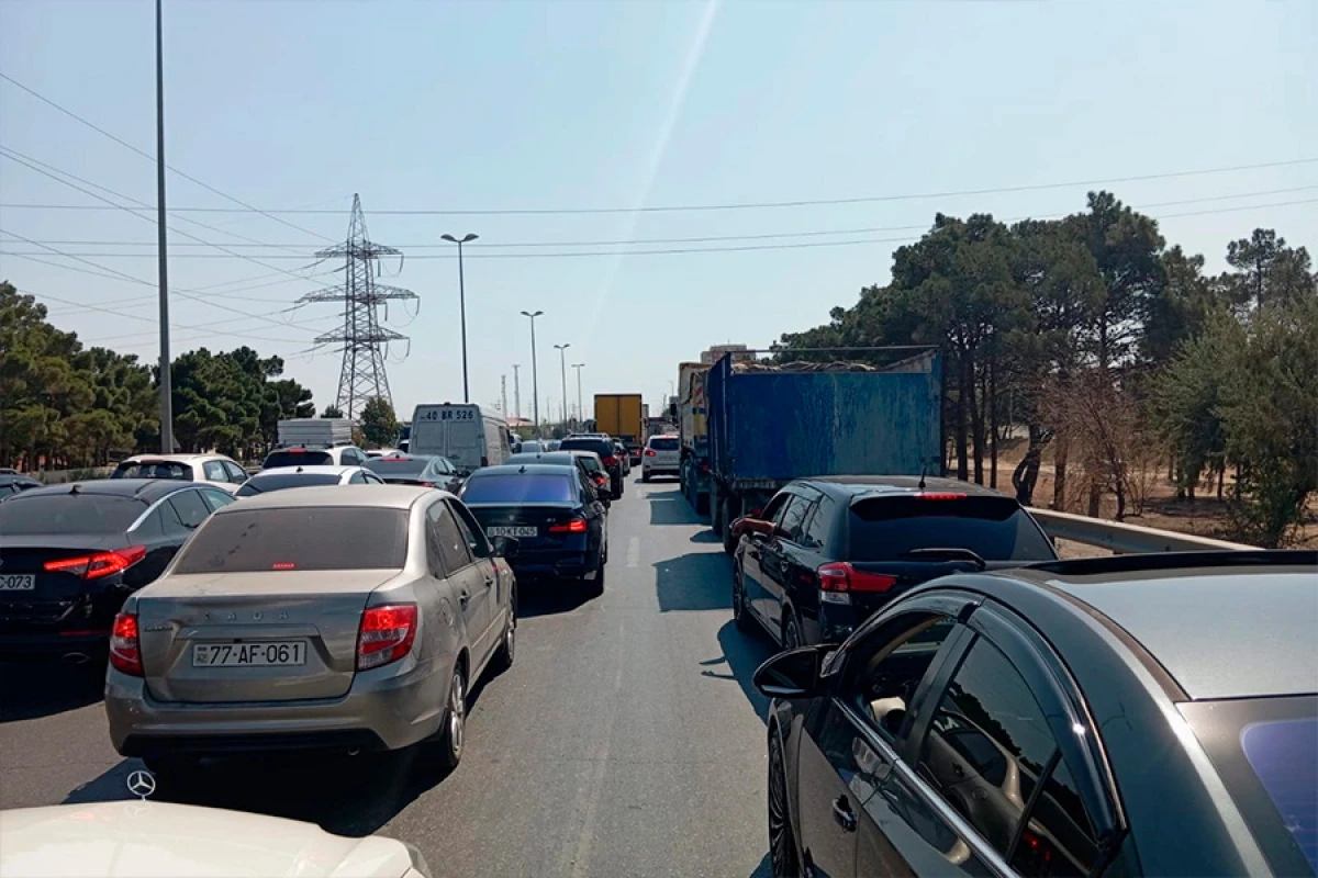 Bakıda bir sıra yollarda nəqliyyatın hərəkətində sıxlıq yaranıb