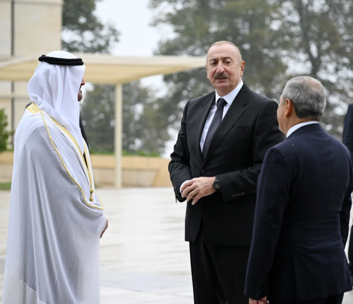 Azərbaycan və BƏƏ prezidentləri Şuşada Azərbaycanın tanınmış şəxsiyyətlərinin güllələnmiş heykəllərinə baxdılar — 4