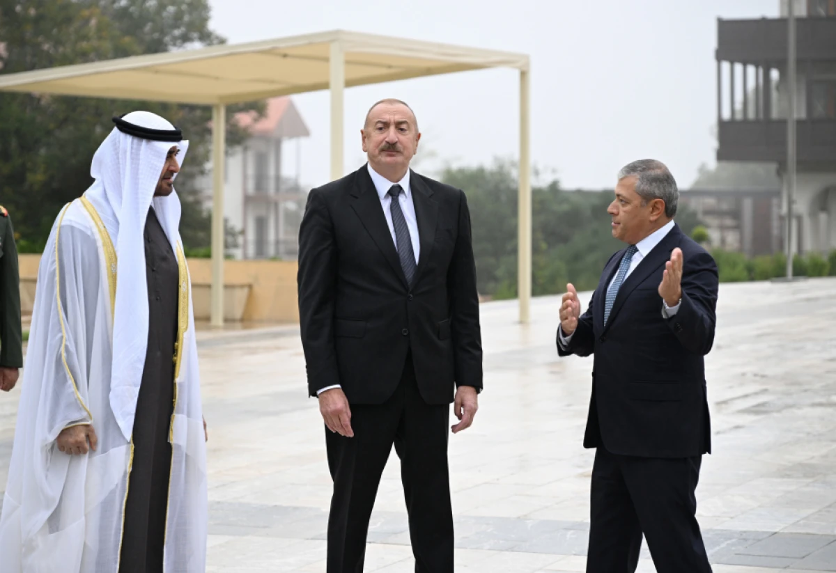 Azərbaycan və BƏƏ prezidentləri Şuşada Azərbaycanın tanınmış şəxsiyyətlərinin güllələnmiş heykəllərinə baxdılar — 5