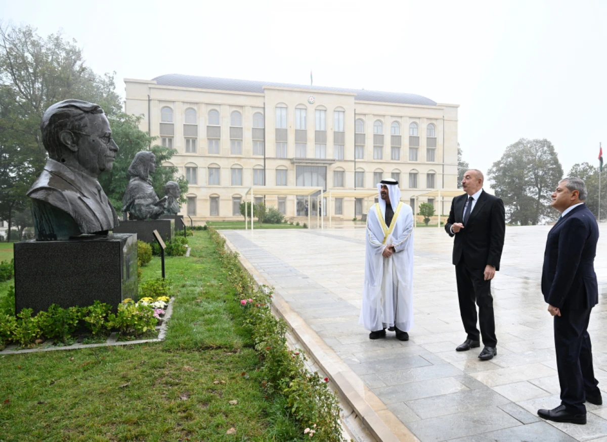 Azərbaycan və BƏƏ prezidentləri Şuşada Azərbaycanın tanınmış şəxsiyyətlərinin güllələnmiş heykəllərinə baxdılar — 6