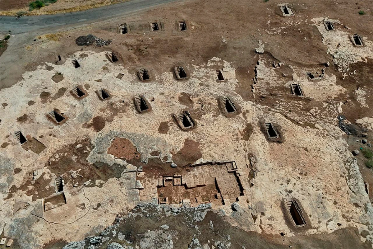 Antik şəhərdə 8 otaqlı qəbir aşkar edildi