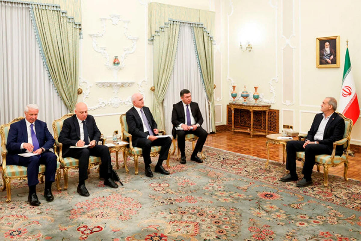 Pezeşkian Şahin Mustafayevi qəbul etdi