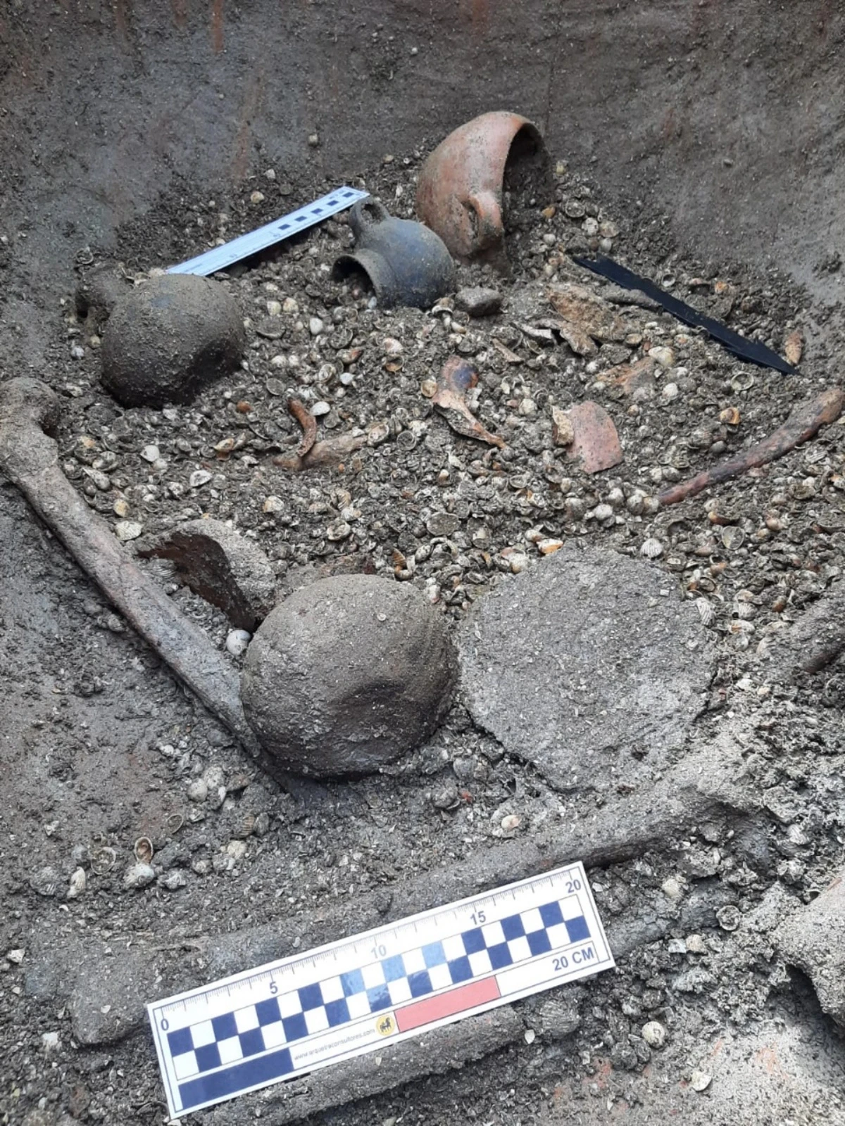 Masallıda antik dövrə aid küp məzarı üzə çıxdı — 1