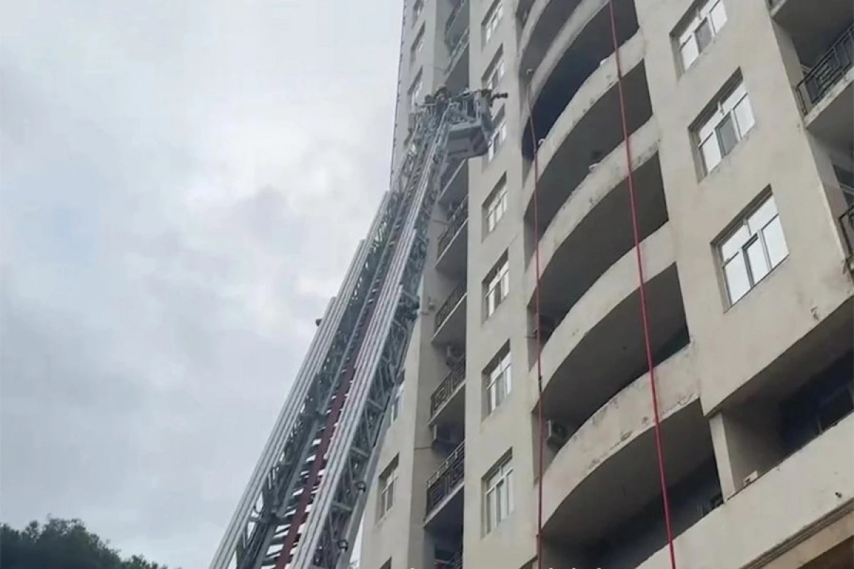 Çoxmərtəbəli binada yanğın məhdudlaşdırıldı