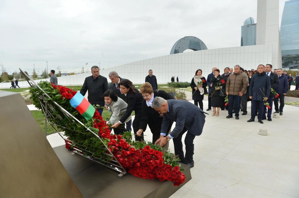 Milli Məclisin kollektivi Zəfər parkını ziyarət etdi — 1