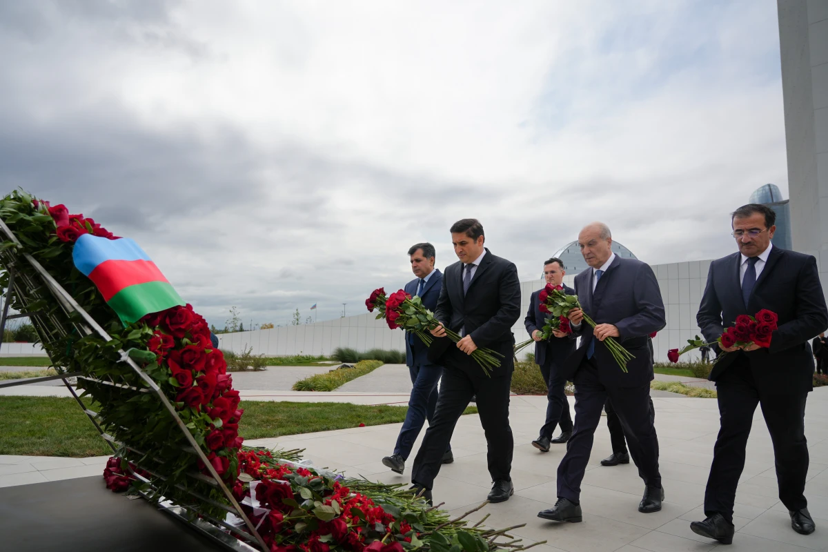 Ədliyyə Nazirliyinin kollektivi Zəfər parkını ziyarət etdi — 1