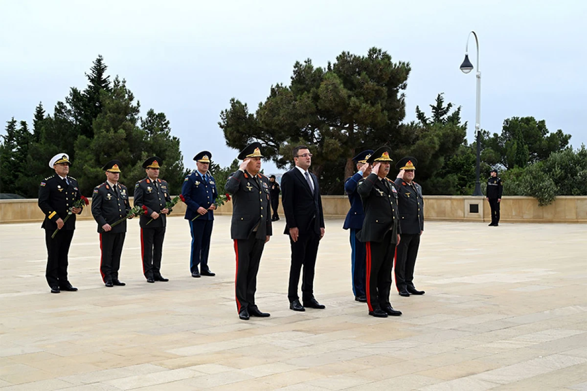 Müdafiə Nazirliyinin rəhbərliyi Fəxri xiyabanı ziyarət etdi