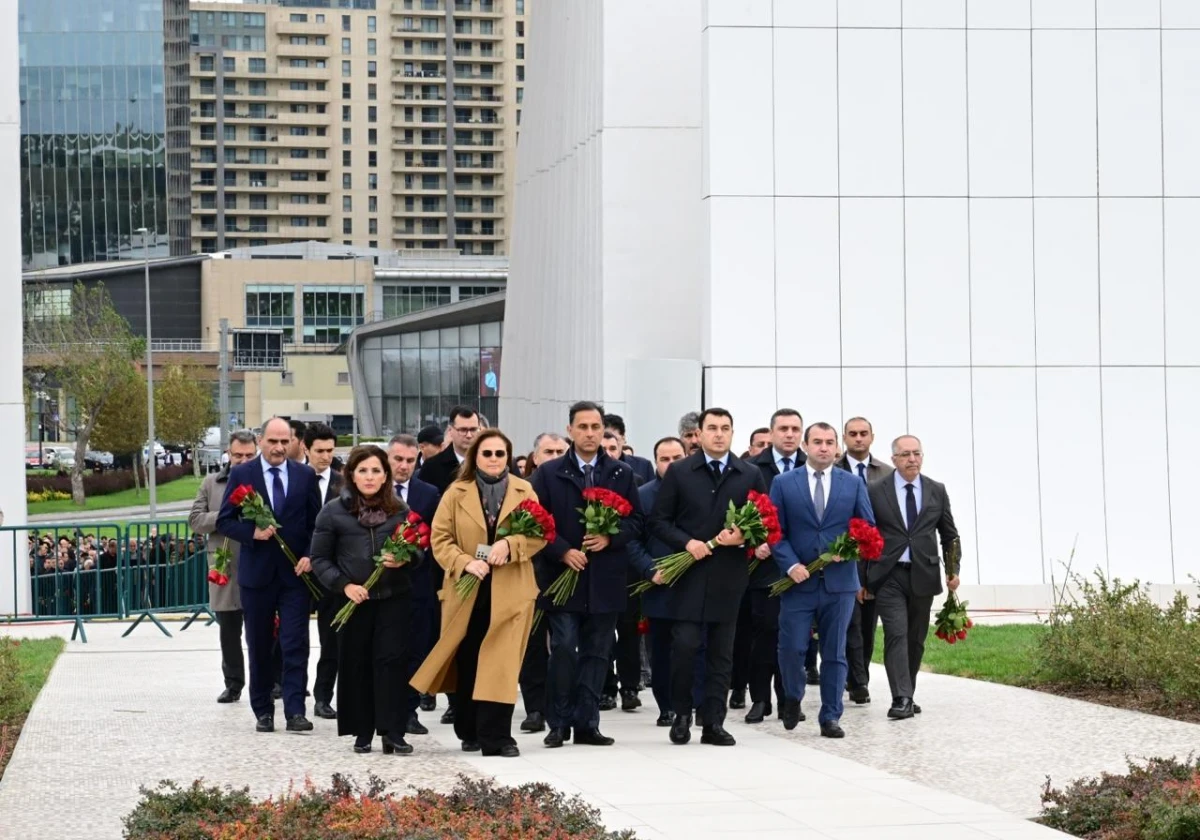 Mədəniyyət Nazirliyinin kollektivi şəhidlərin xatirəsini yad etdi — 5