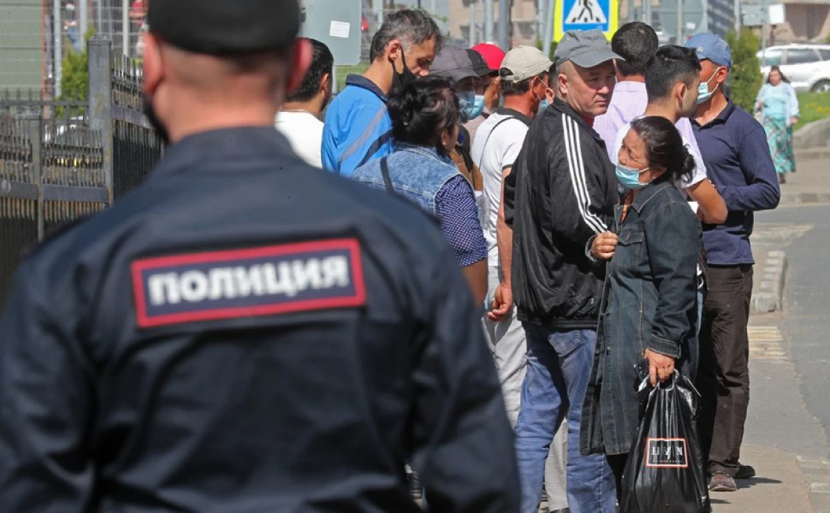 Sankt-Peterburqda yüzə yaxın miqrant polisə aparıldı