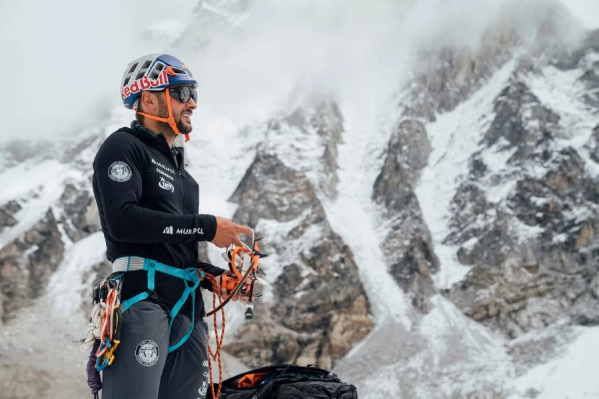 O, Everestdən xizəkdə enən ilk insan oldu