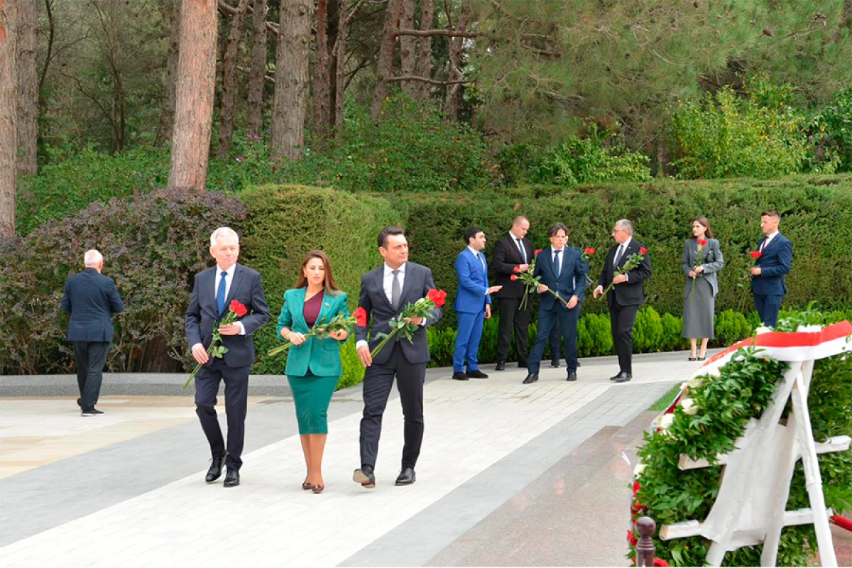 Polşa parlamentariləri Fəxri və Şəhidlər xiyabanlarını ziyarət etdi