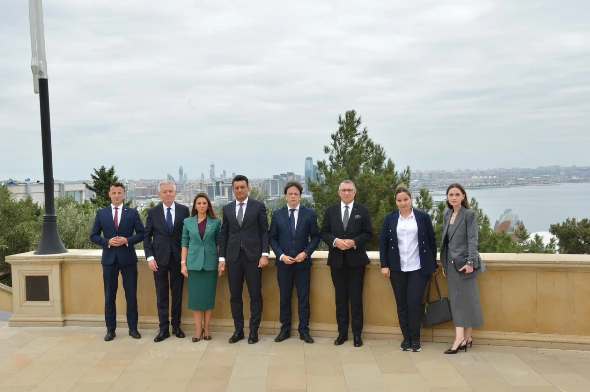 Polşa parlamentariləri Fəxri və Şəhidlər xiyabanlarını ziyarət etdi — 1