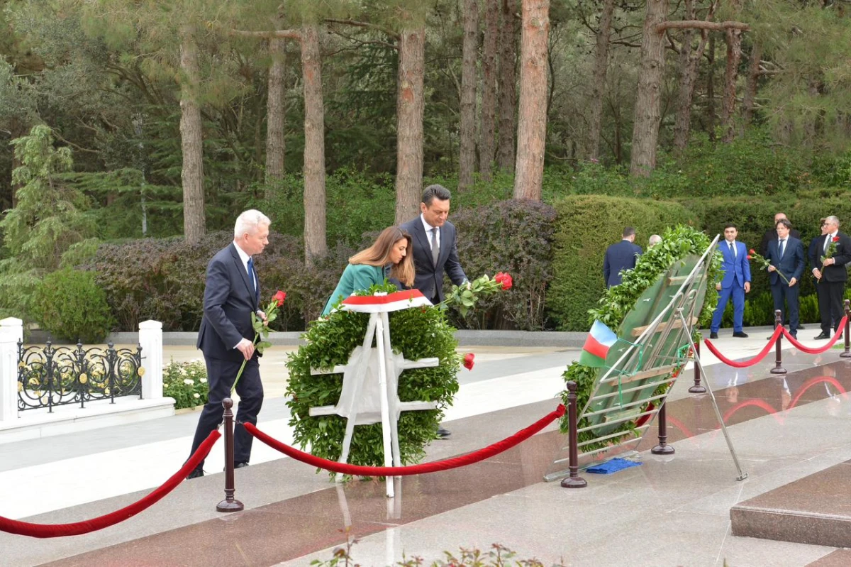 Polşa parlamentariləri Fəxri və Şəhidlər xiyabanlarını ziyarət etdi — 3