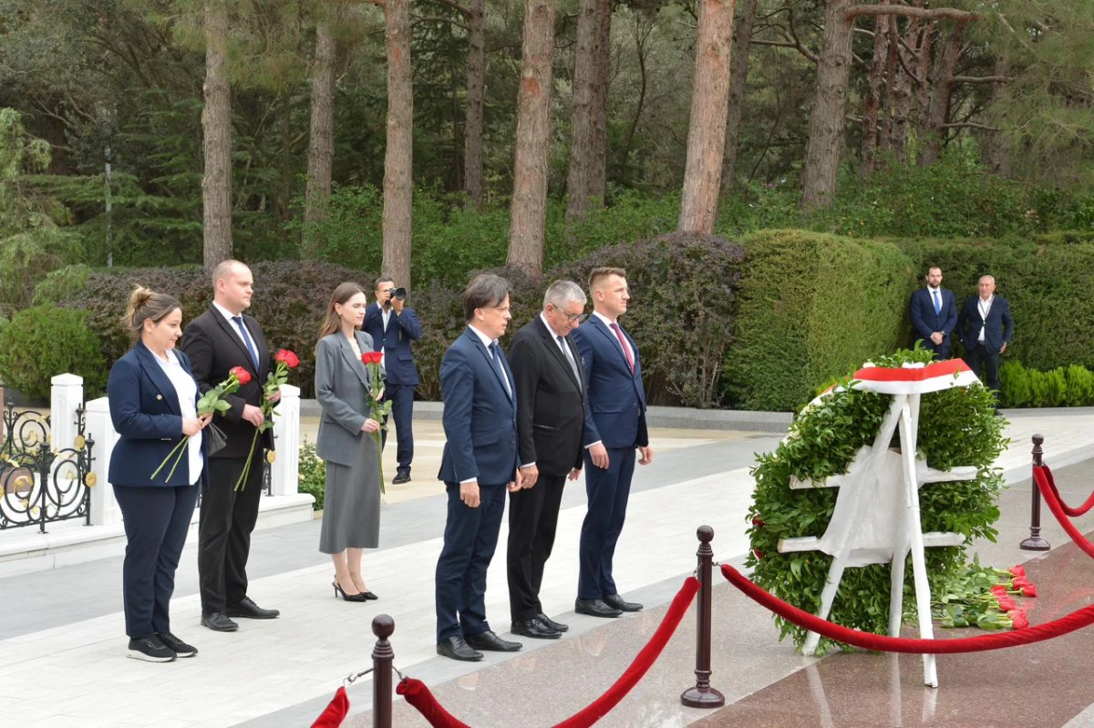 Polşa parlamentariləri Fəxri və Şəhidlər xiyabanlarını ziyarət etdi — 4
