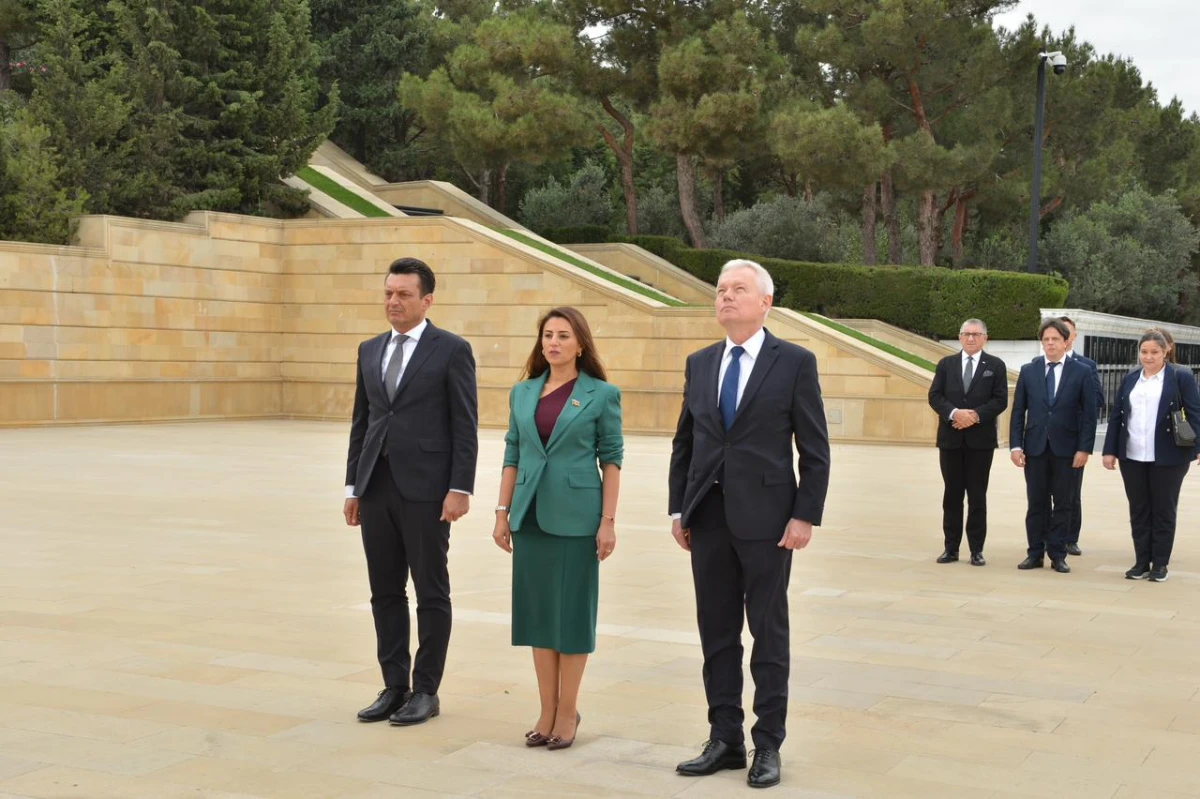 Polşa parlamentariləri Fəxri və Şəhidlər xiyabanlarını ziyarət etdi — 5