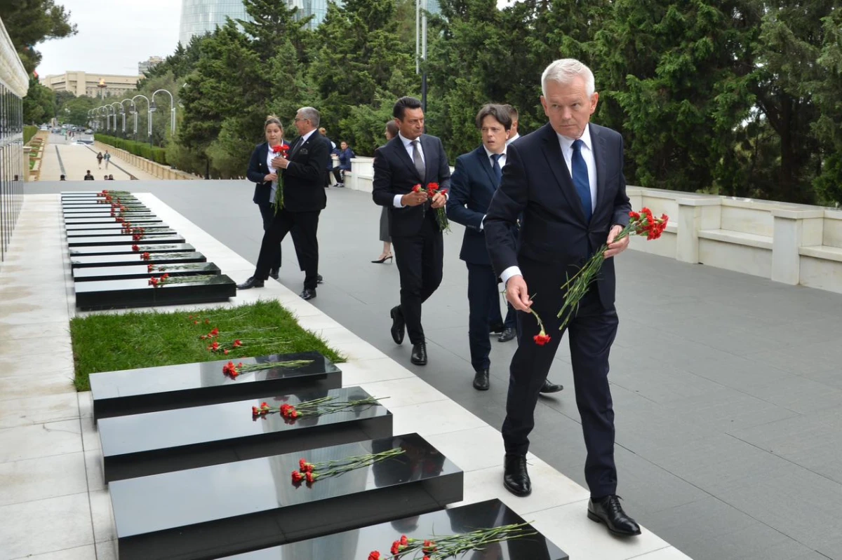 Polşa parlamentariləri Fəxri və Şəhidlər xiyabanlarını ziyarət etdi — 7