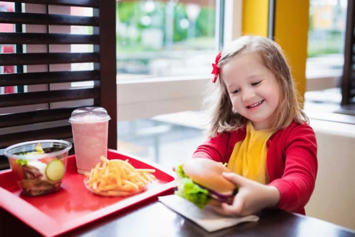 Uşaqların "fast food" yeməklərə olan marağının səbəbləri nədir?