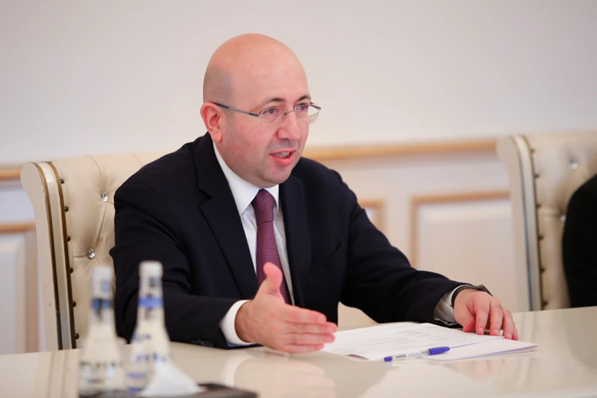 Anar Quliyev memarları təbrik etdi