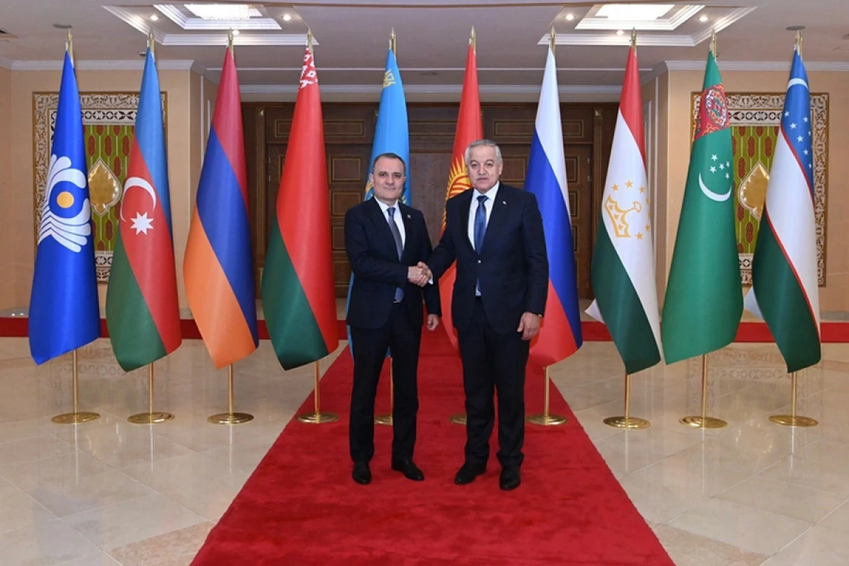 Ceyhun Bayramov tacikistanlı həmkarı ilə görüşdü
