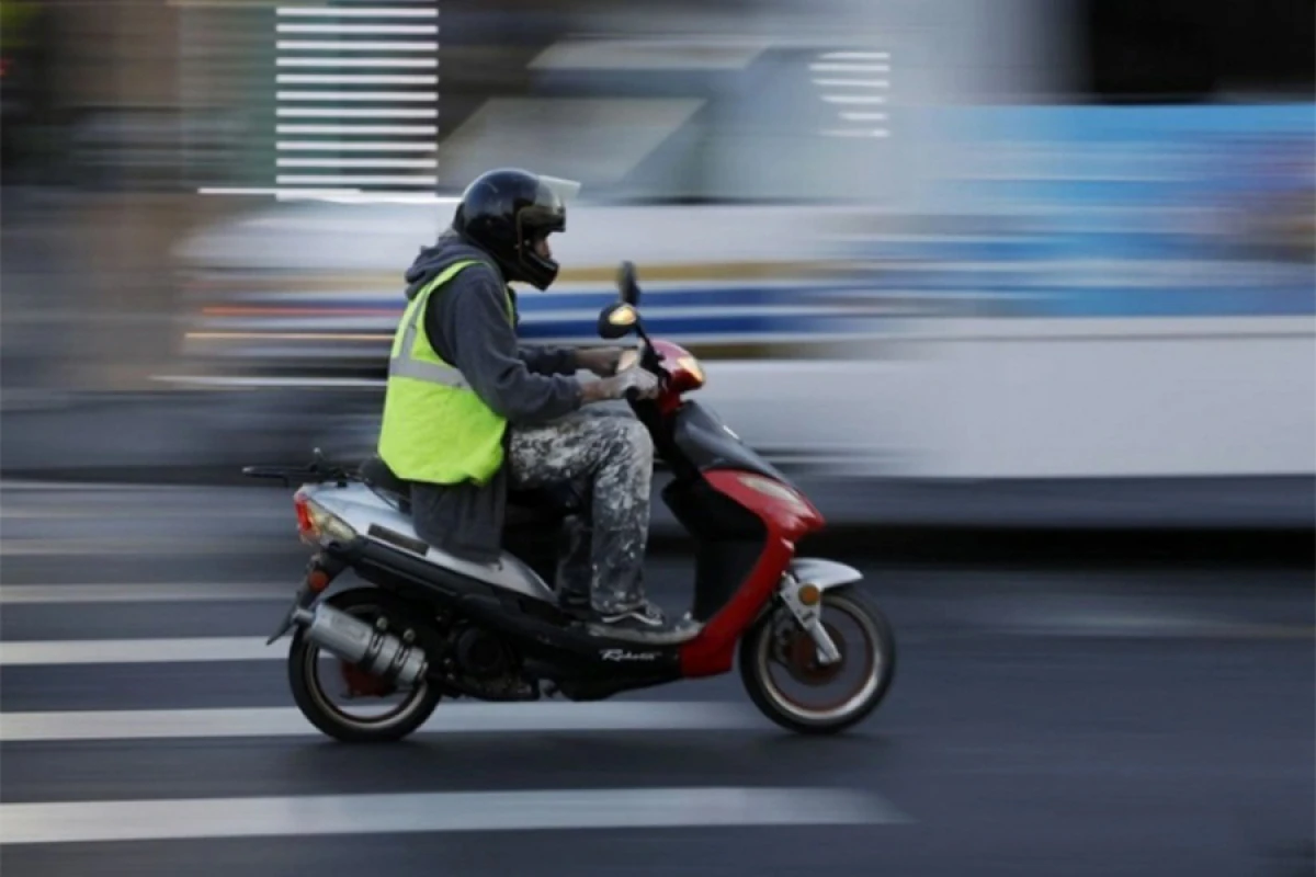 Moped idarə edənlər üçün yeni qayda: Sürücülük vəsiqəsi məcburi ola bilər