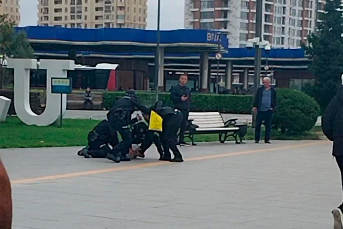 Bakıda üç nəfər arasında "lezva"lı mübahisə – Polis bibər qazı ilə ayırdı
