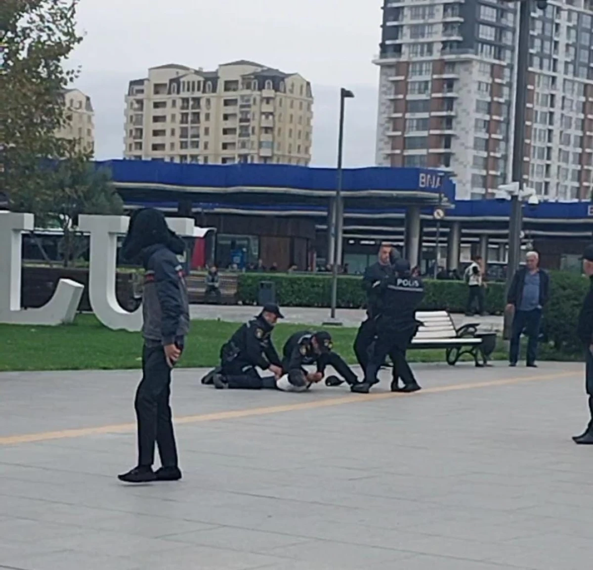 Bakıda üç nəfər arasında "lezva"lı mübahisə – Polis bibər qazı ilə ayırdı — 1