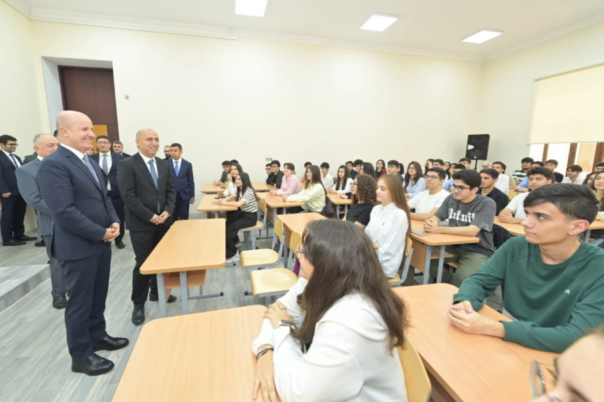 Emin Əmrullayev və Erol Özvar tələbələrlə görüşdülər