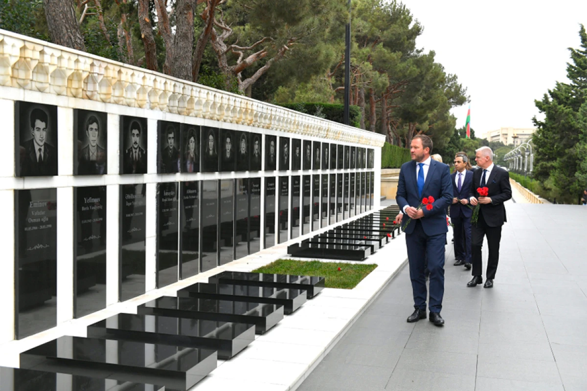 Estoniyanın xarici işlər naziri Bakıda şəhidlərin xatirəsini andı