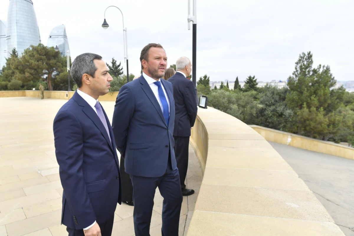 Estoniyanın xarici işlər naziri Bakıda şəhidlərin xatirəsini andı — 2