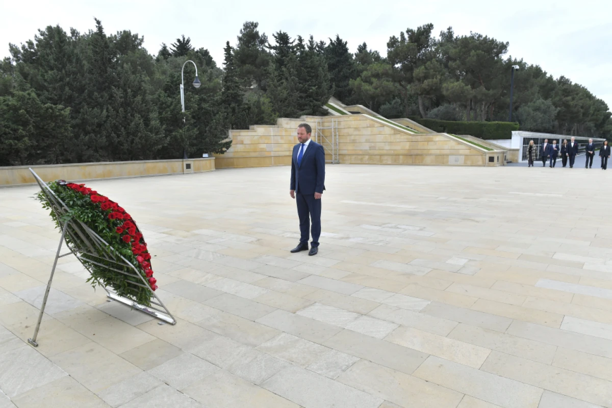 Estoniyanın xarici işlər naziri Bakıda şəhidlərin xatirəsini andı — 3