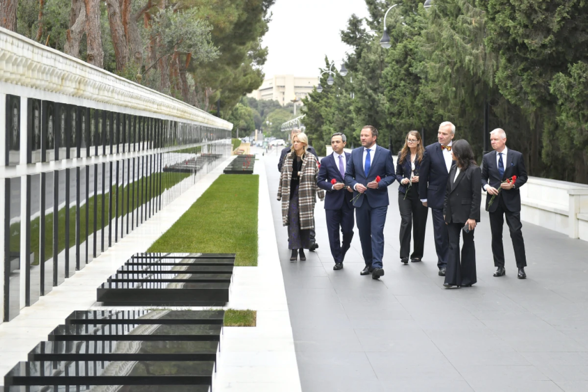 Estoniyanın xarici işlər naziri Bakıda şəhidlərin xatirəsini andı — 5
