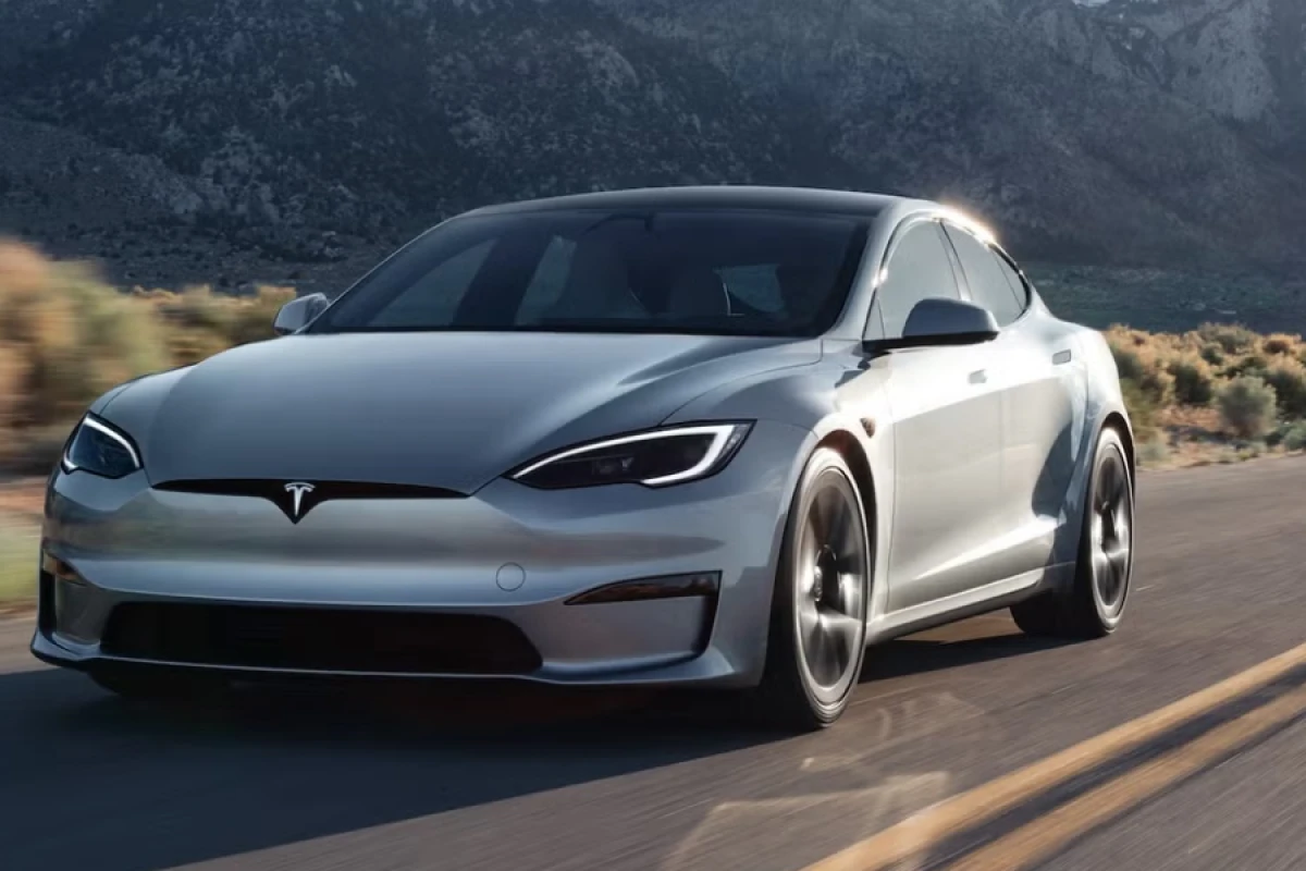 Tesla 13 min avtomobilini geri çağırır