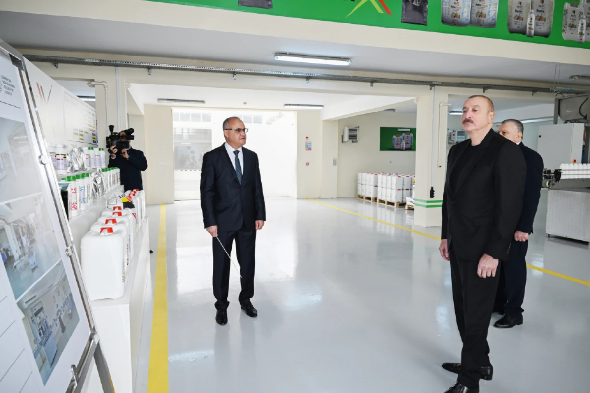 Prezident İlham Əliyev Sabirabadda aqrokimyəvi vasitələrin istehsalı müəssisəsinin fəaliyyəti ilə tanış oldu - YENİLƏNDİ — 2