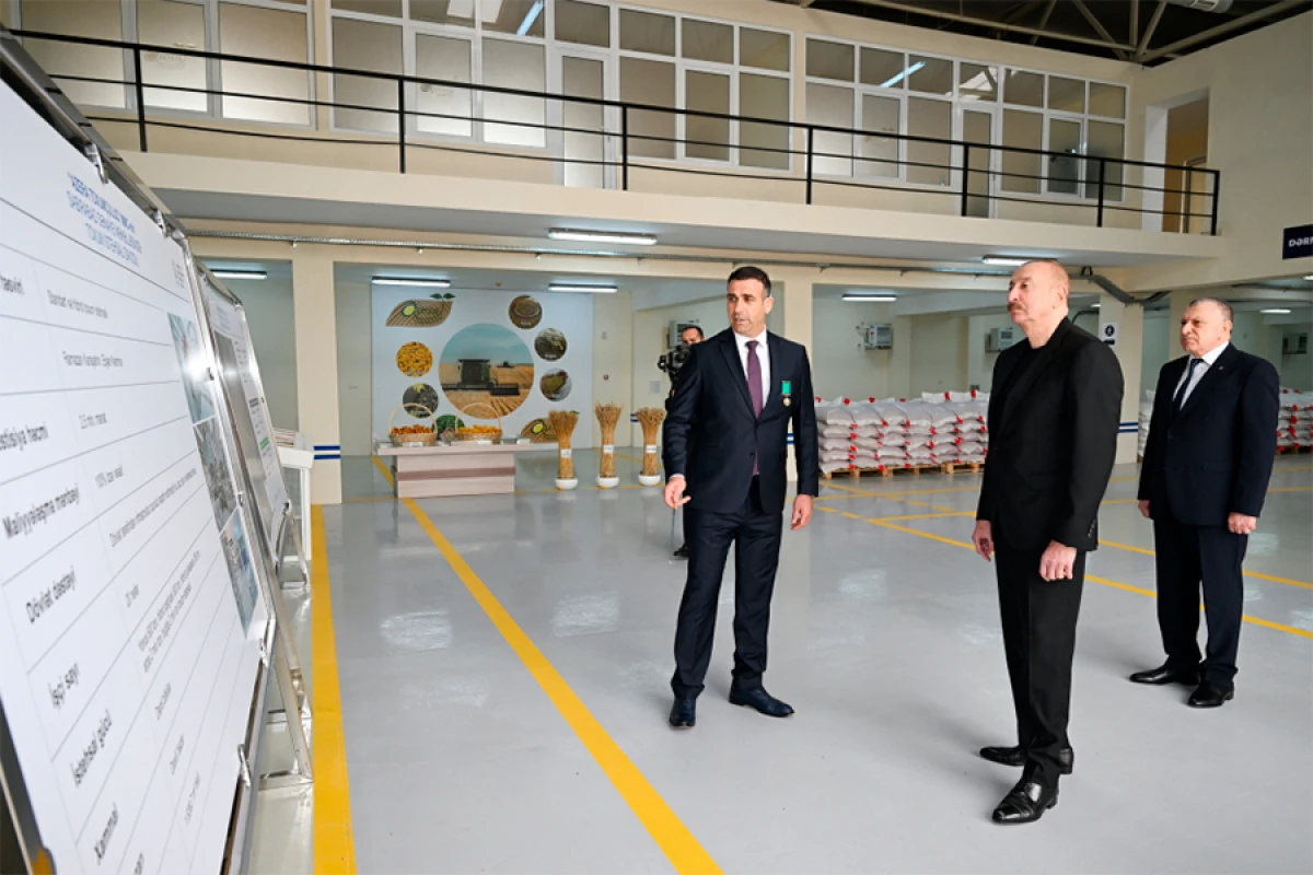 Prezident Sabirabad Sənaye Məhəlləsində toxum istehsalı müəssisəsinin fəaliyyəti ilə tanış oldu