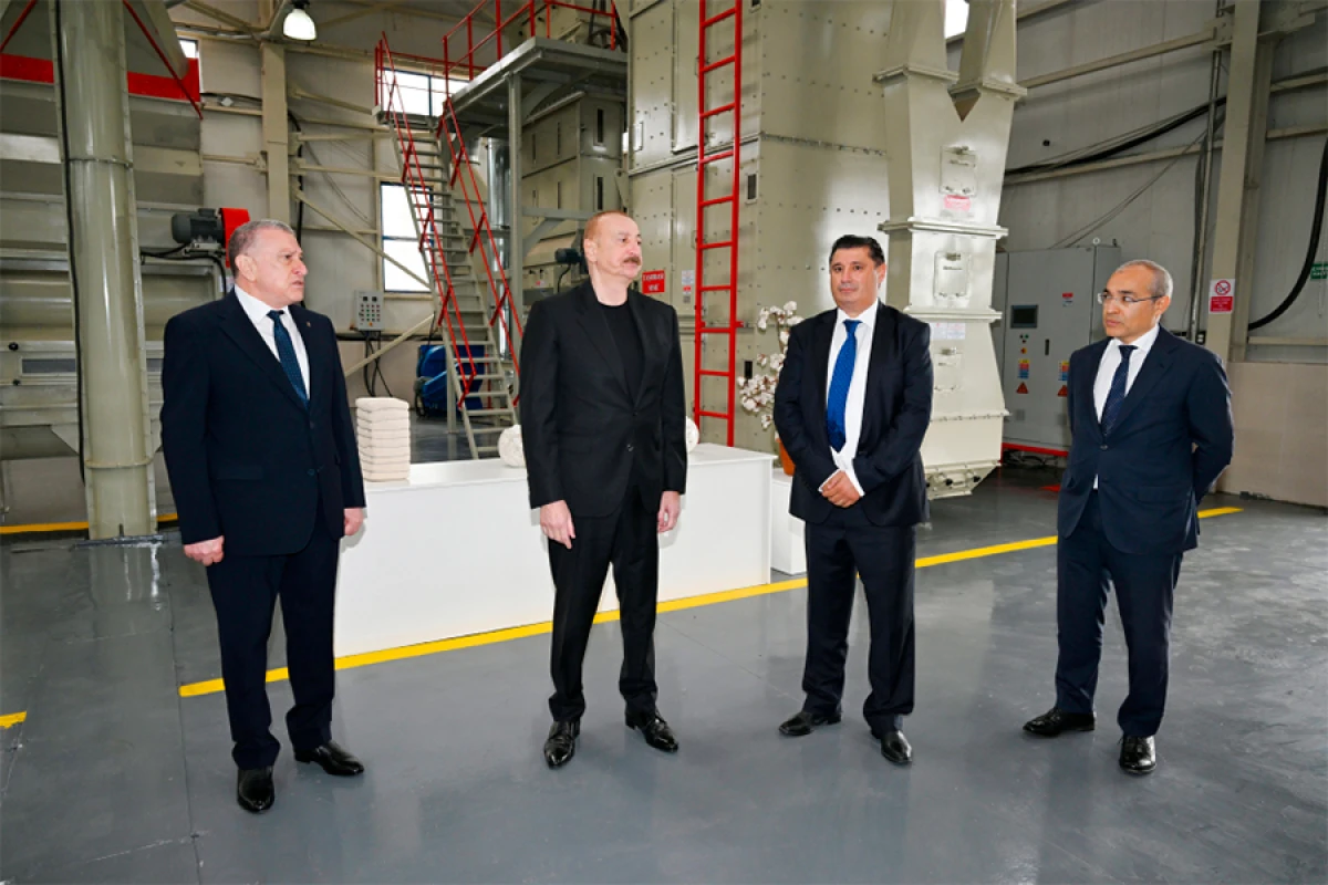 Prezident İlham Əliyev Sabirabadda pambıq emalı zavodunun fəaliyyəti ilə tanış oldu