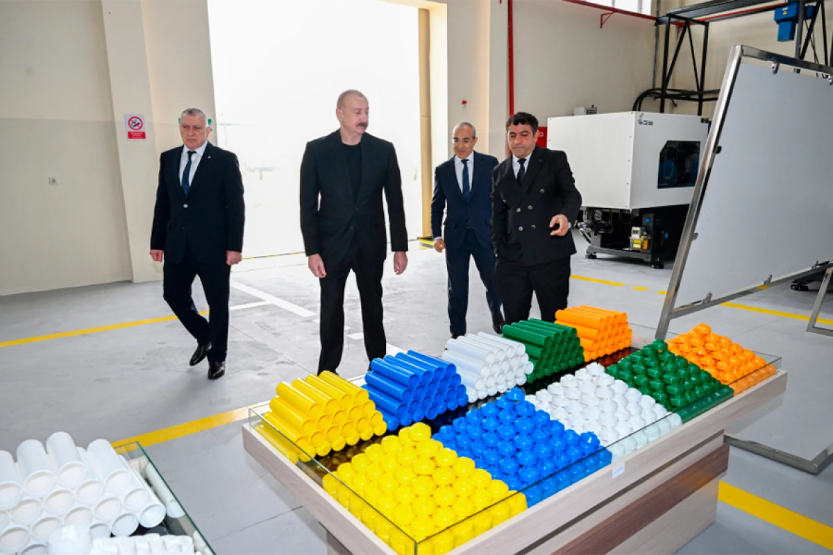 İlham Əliyev Sabirabadda su filtrlərinin istehsalı müəssisəsinin fəaliyyəti ilə tanış oldu