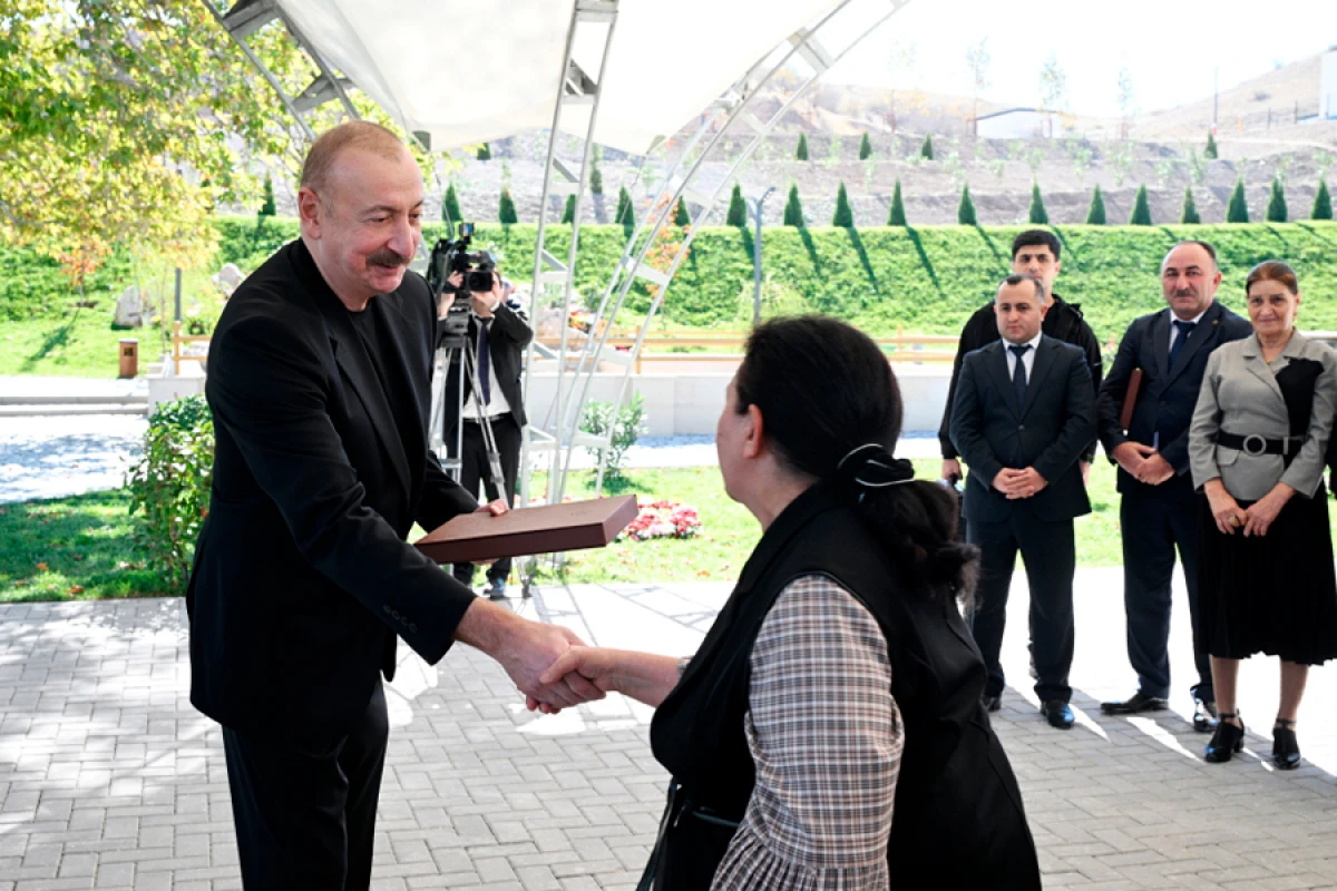 Prezident Cəbrayıl rayonunun Horovlu kəndinin sakinlərinə mənzillərin açarlarını təqdim etdi - YENİLƏNDİ