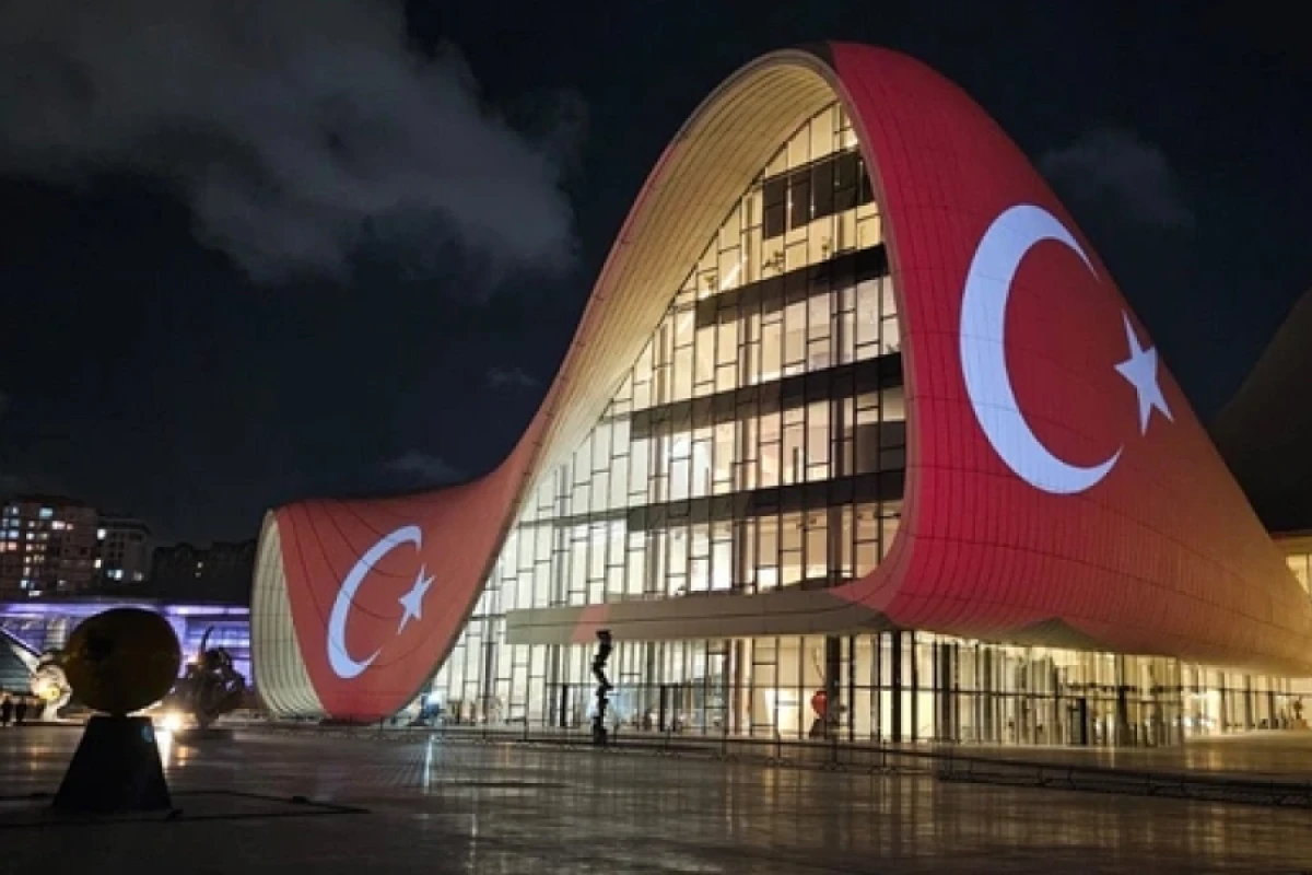 Heydər Əliyev Mərkəzi Türkiyə bayrağı ilə proyeksiya olundu