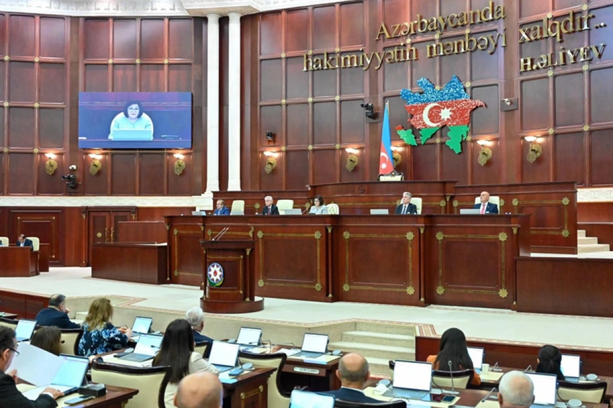 Parlamentin plenar iclası başladı, Zəfər Gününün V ildönümünə görə bəyanat qəbul ediləcək