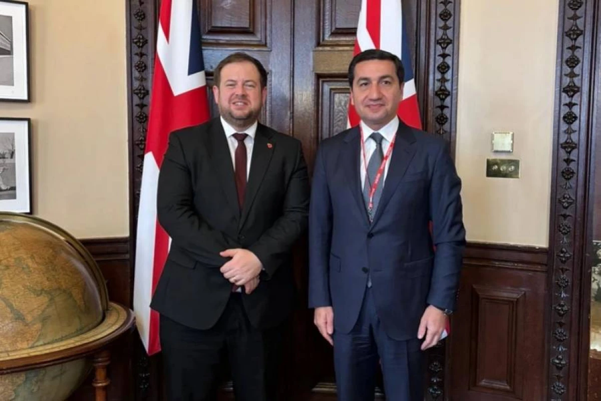Hikmət Hacıyev Britaniyanın dövlət naziri ilə əlaqələrin genişləndirilməsini müzakirə etdi