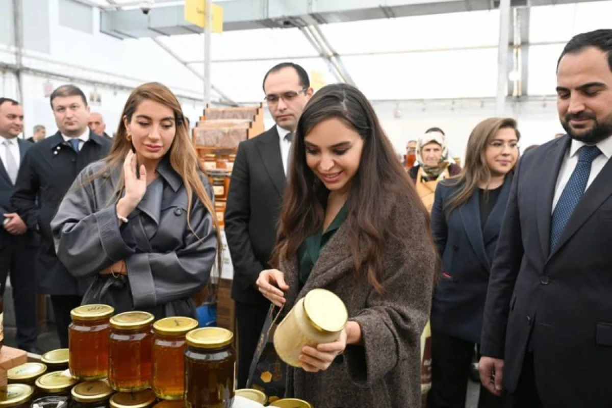 Leyla Əliyeva və Arzu Əliyeva arıçılıq məhsullarının sərgi-satış yarmarkasını ziyarət etdilər