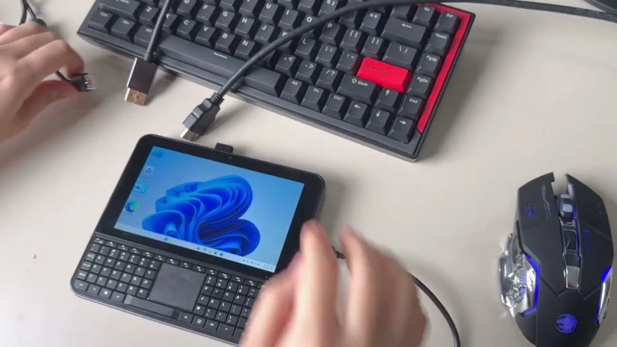 Yeni smartfon tipli mini kompüter təqdim olundu