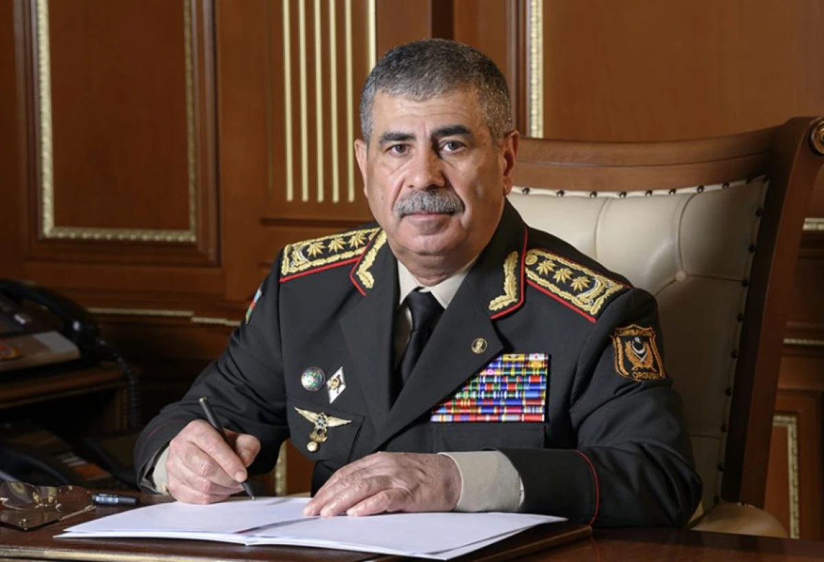 Müdafiə naziri Zəfər Günü münasibətilə Azərbaycan Ordusunun şəxsi heyətini təbrik etdi