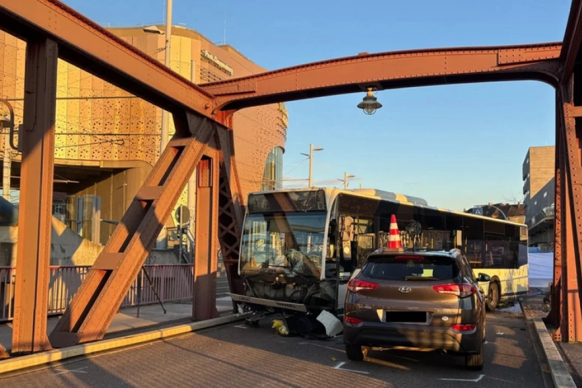 Almaniyada avtobus piyadalara çırpıldı