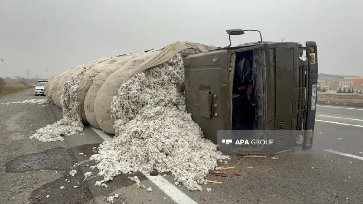 Ucarda pambıq daşıyan  KamAZ aşdı
