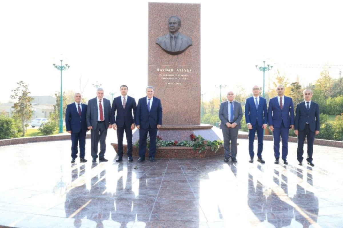 Azərbaycan nümayəndə heyəti Daşkənddə Heydər Əliyevin abidəsini ziyarət edib