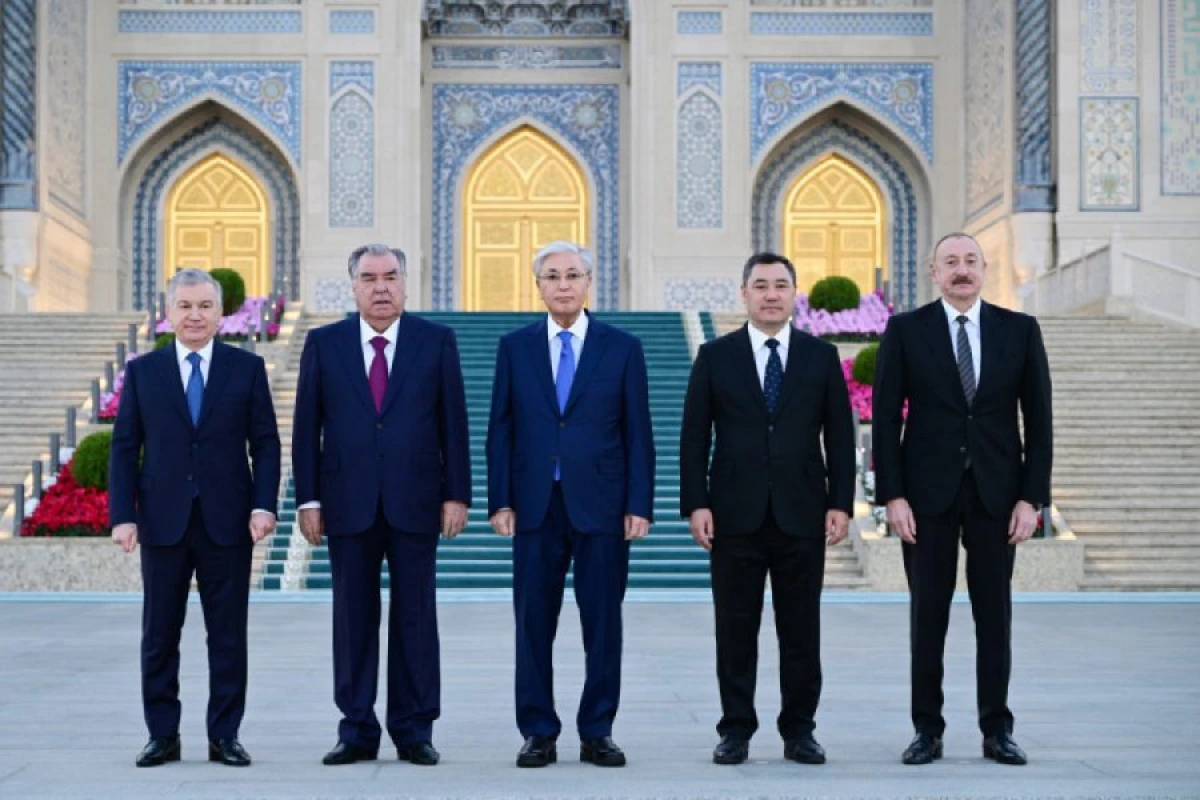 Prezident İlham Əliyev Daşkənddə İslam Sivilizasiyası Mərkəzi ilə tanış oldu