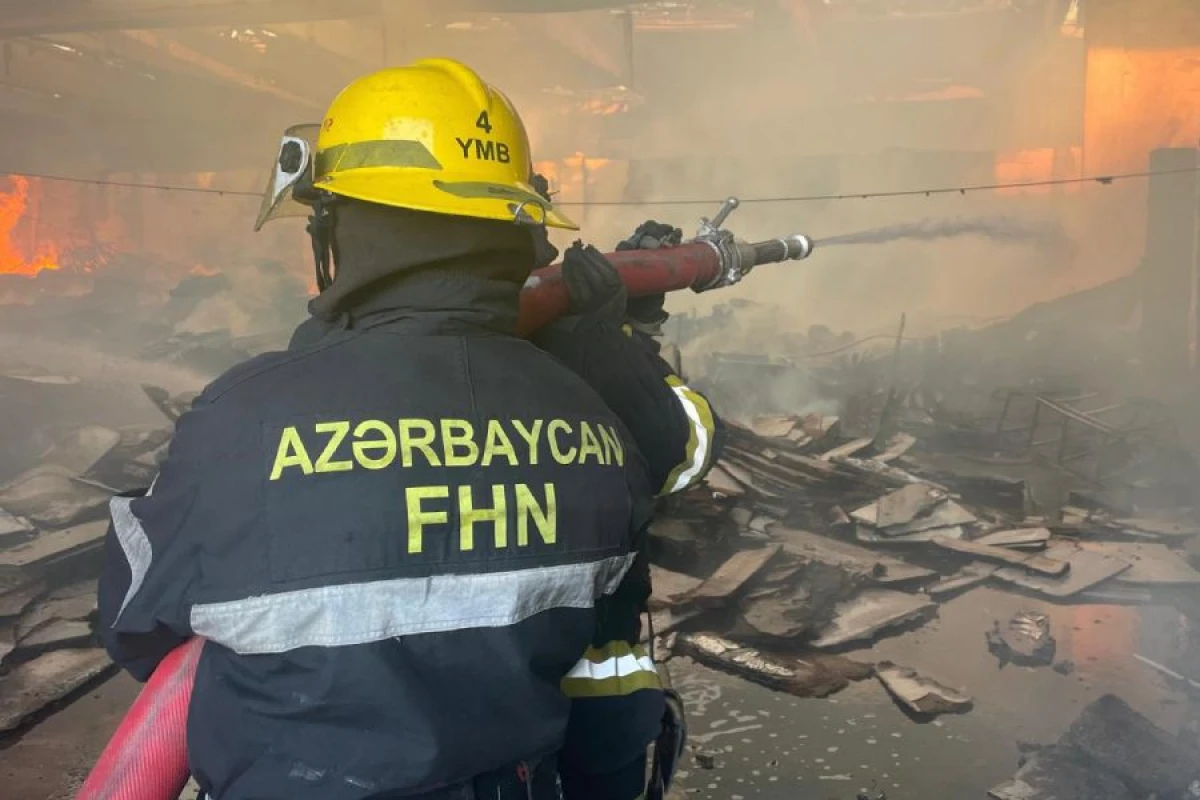 Bakıda ikimərtəbəli ev yandı