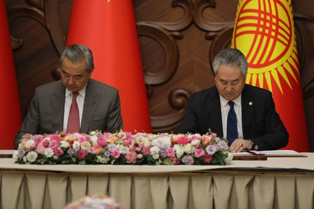 Qırğızıstan və Çin XİN-ləri əməkdaşlıq proqramı imzaladılar